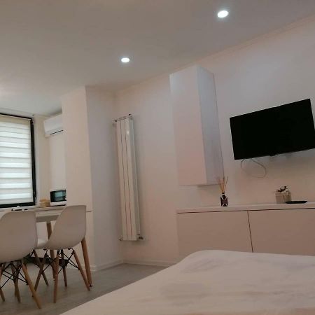 White Studio Apartment Cluj Napoca Bagian luar foto