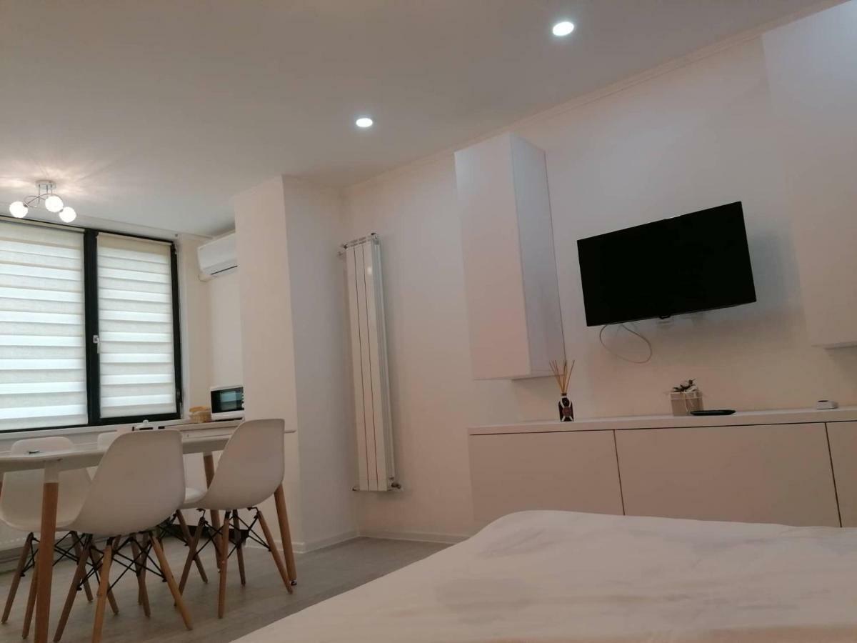 White Studio Apartment Cluj Napoca Bagian luar foto