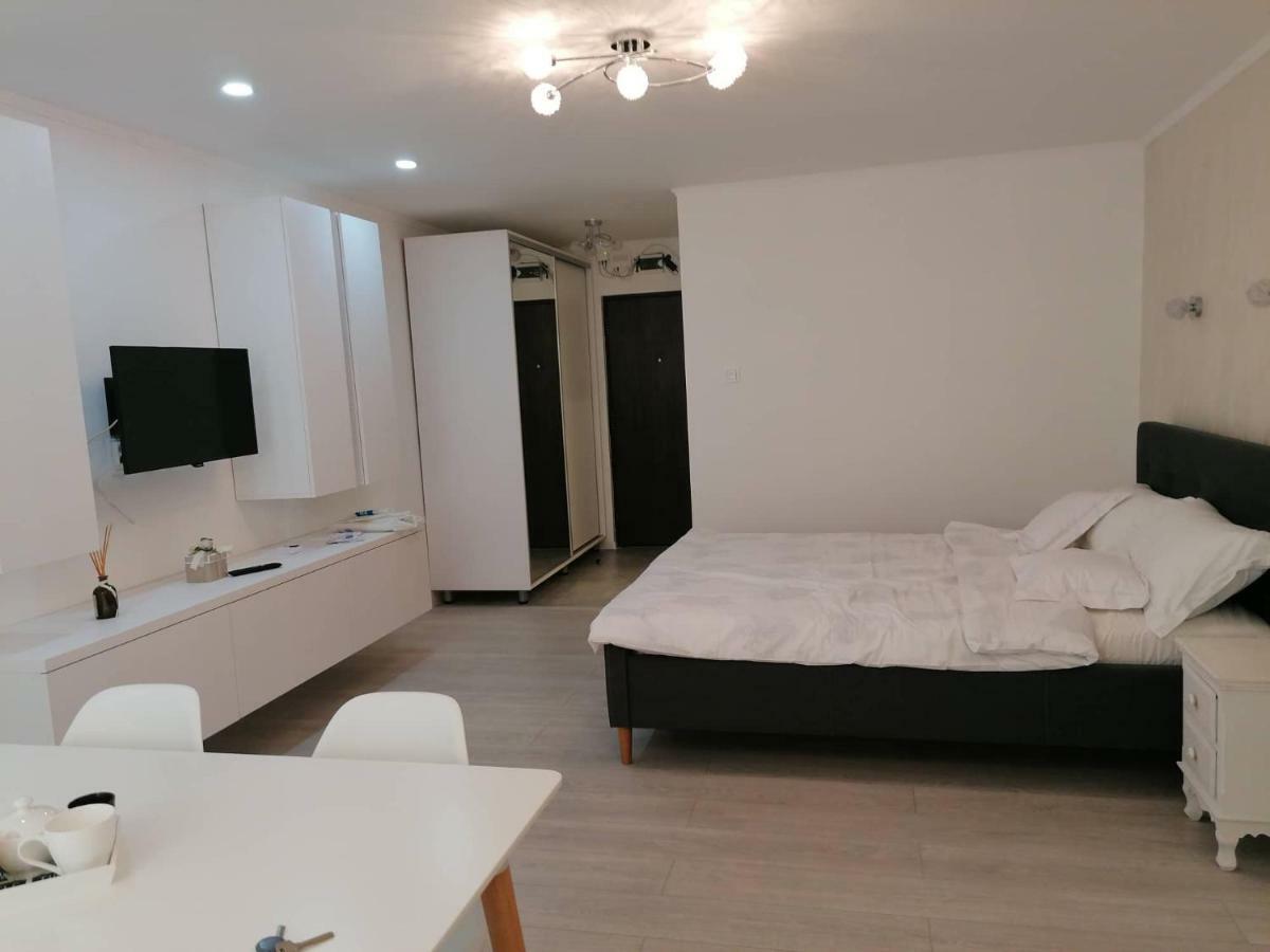 White Studio Apartment Cluj Napoca Bagian luar foto